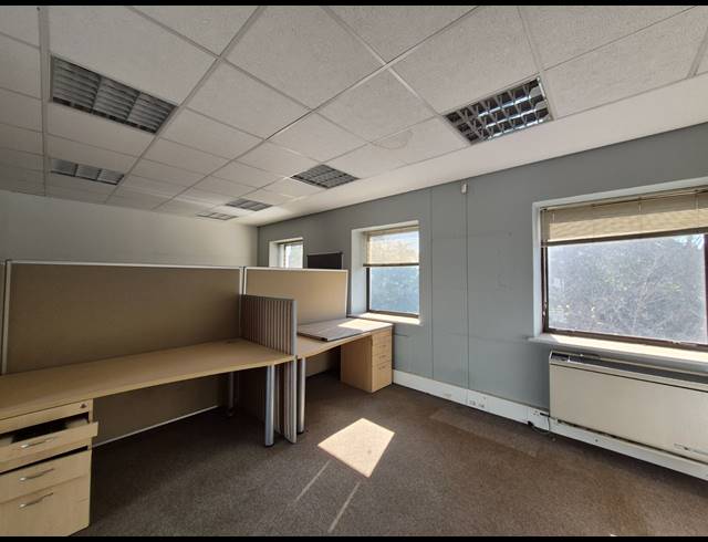 1,099M² OFFICE TO LET IN HYDE PARK